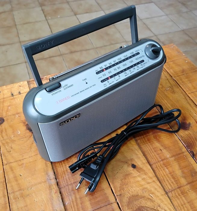 Rádio Sony modelo ICF703
