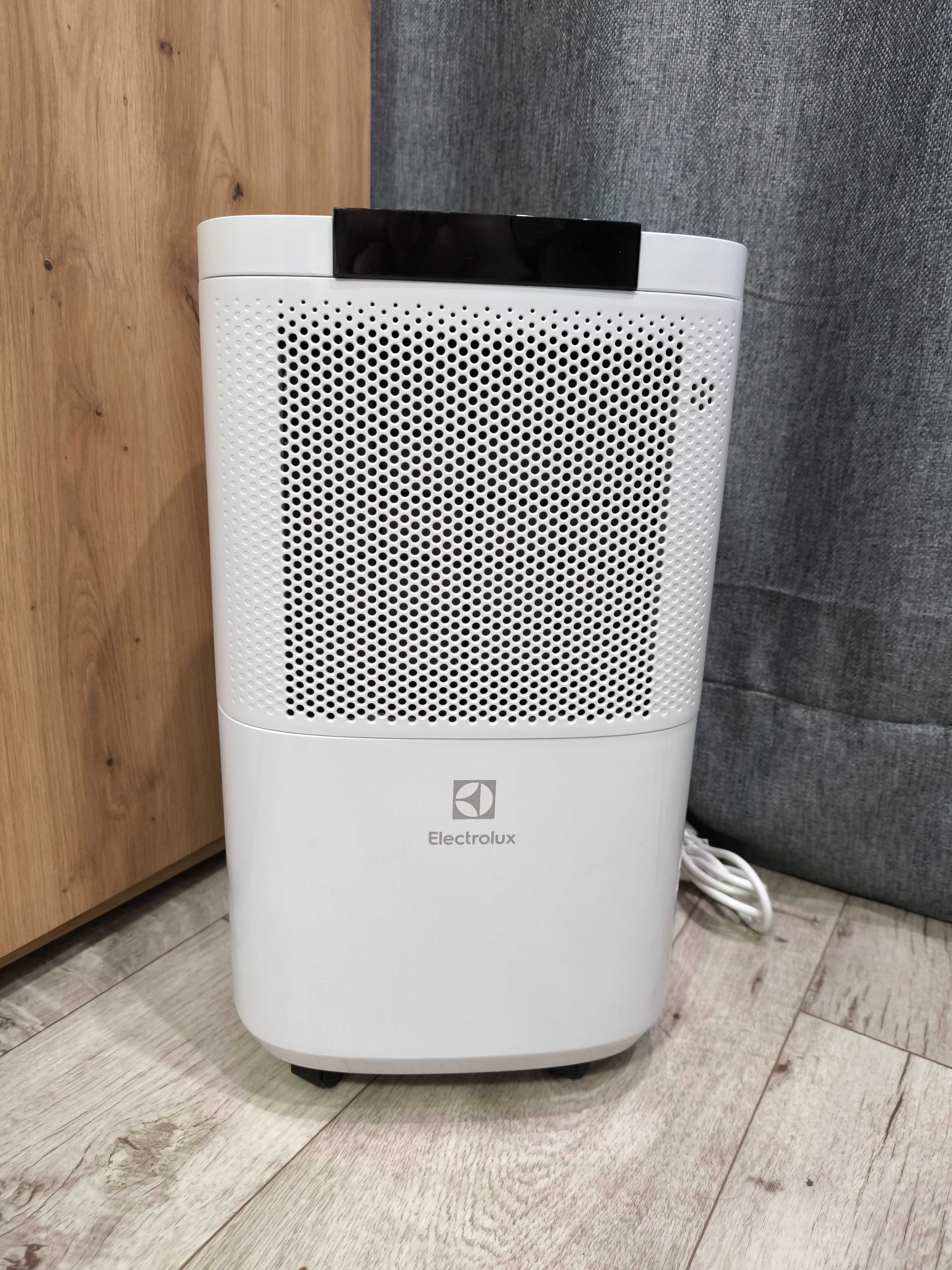 Осушитель воздуха Electrolux EDH-12L с функцией очистки воздуха