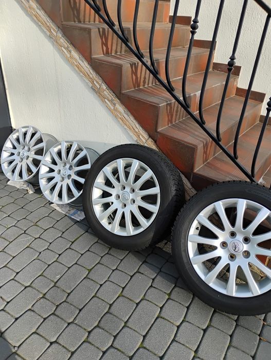 Felgi aluminiowe 17 z dwoma oponami zimowymi do toyoty avensis