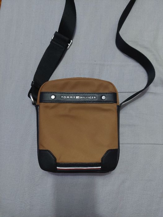 Bolsa Tommy Hilfiger.