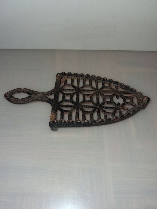 Antiga Base para Ferro de Engomar a Carvão