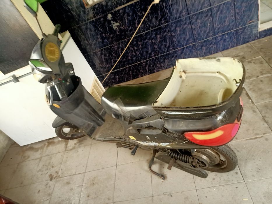 Vendo mota elétrica bateria boas faz 25km a 30km funcionar bem .