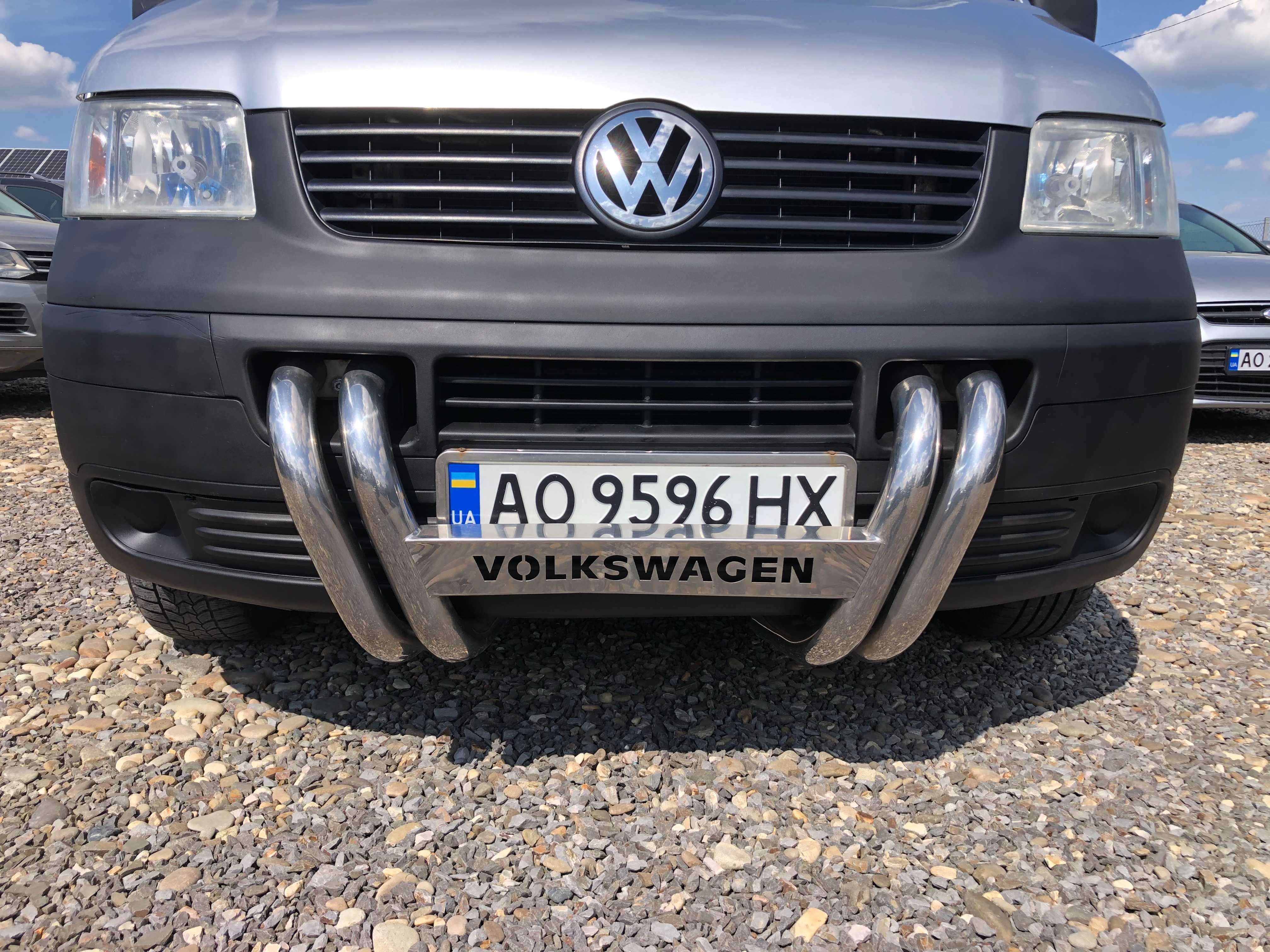 Volkswagen Transporter 2005 року випуску.