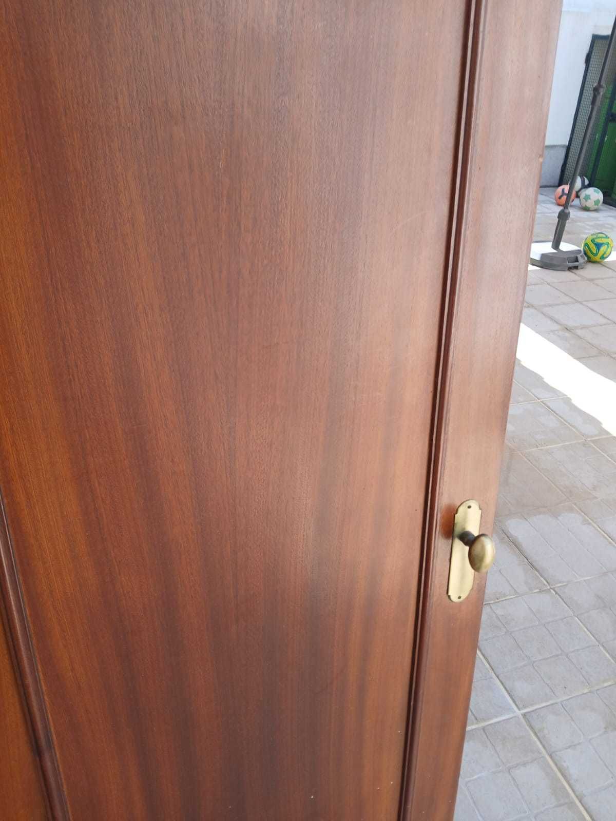 Portas e gavetas de roupeiro