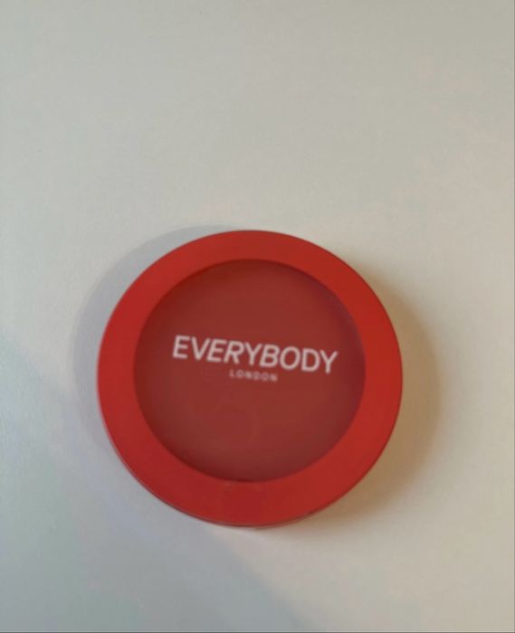 Nowy kremowo-pudrowy róż od everybody london