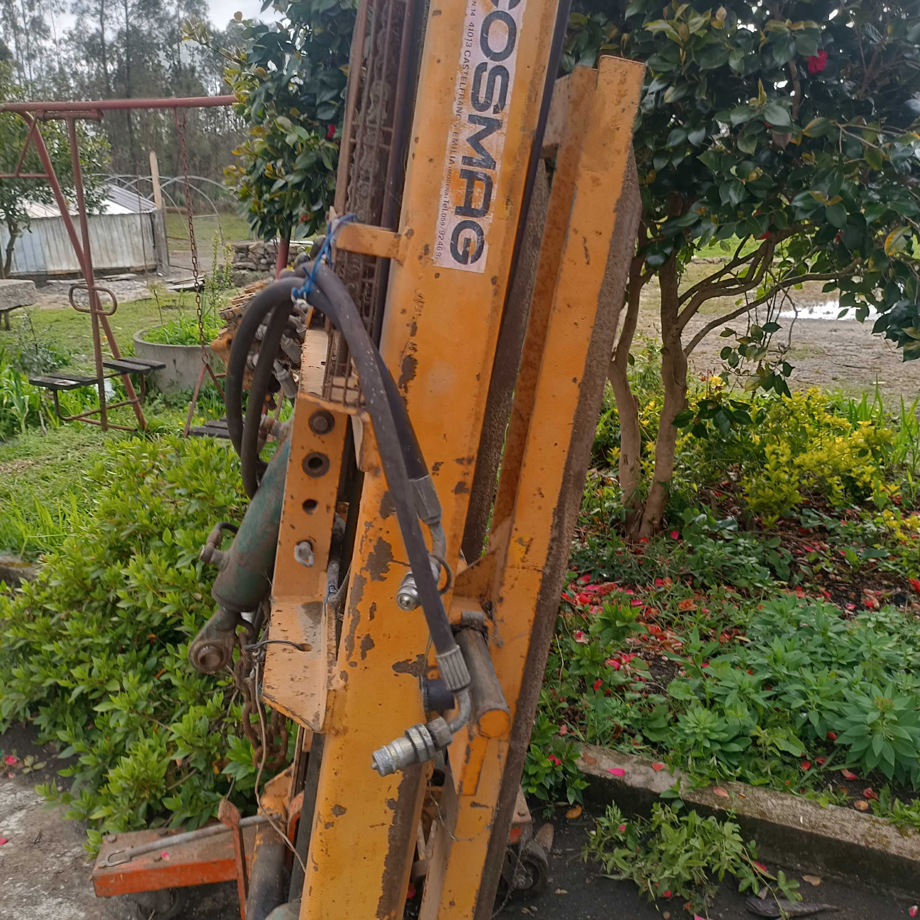 Vendo empilhador para trator.