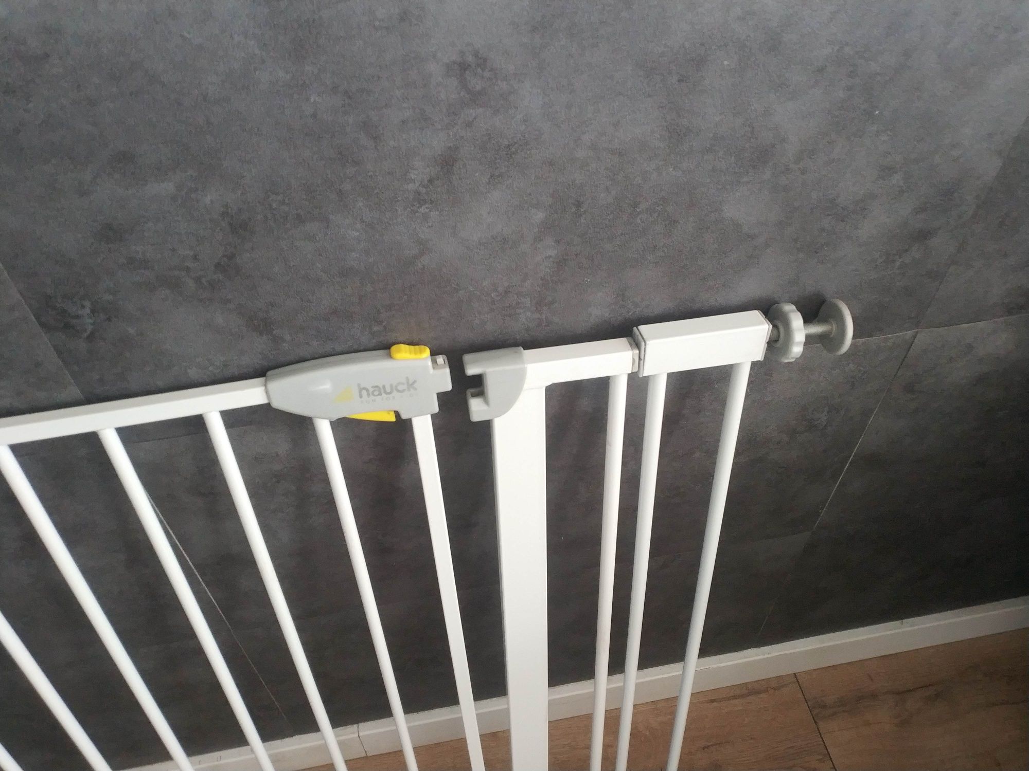 Barierka ochronna na schody z przedłużka oraz 4 śrubami rozporowymi