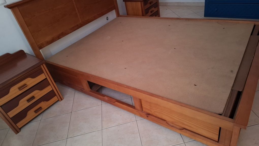 Cama com mesas de cabeceira em madeira maciça