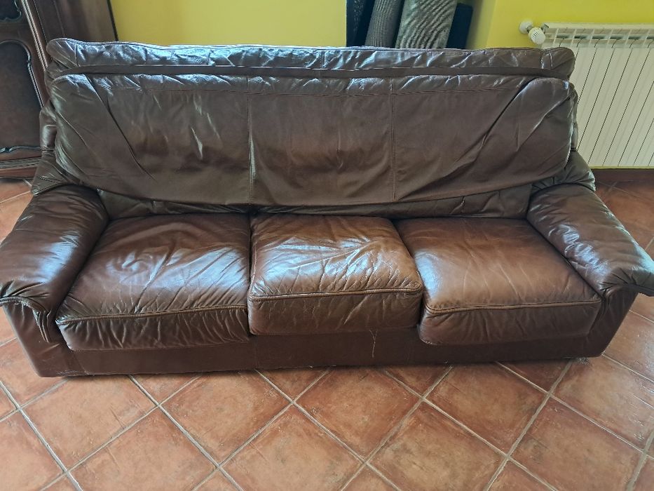 Sofá em pele castanha.