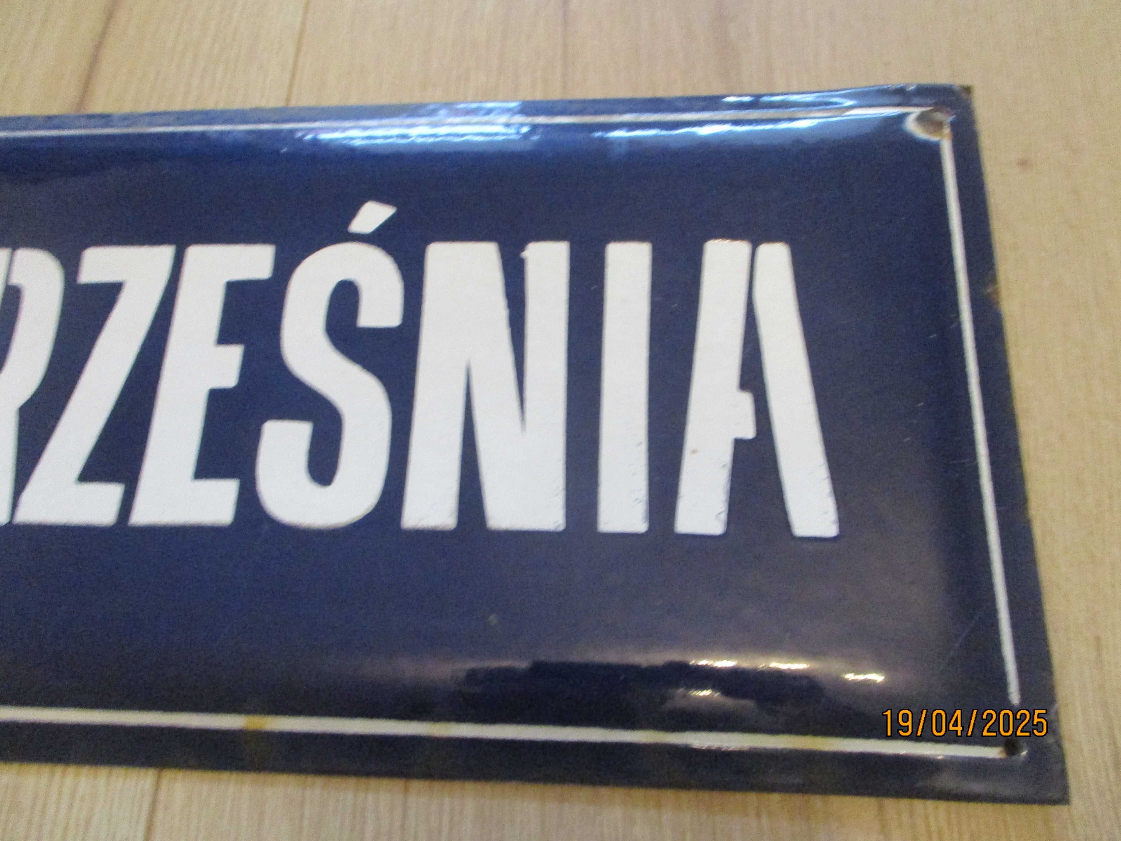 Stara emaliowana tablica z nazwą ulicy Bohaterów Września