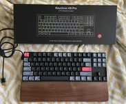 Keychron K8 Pro Hotswap + drugi set switchy + drewniana podkładka