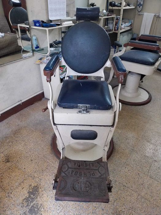 Cadeiras de Barbearia com 75 anos