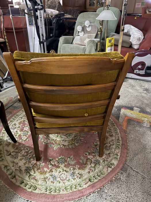 Fotel vintage z miękkimi poduszkami – DOWÓZ DO DOMU