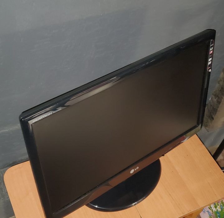 Монітор 21.5" LG Electronics W2243S-PF Glossy Black