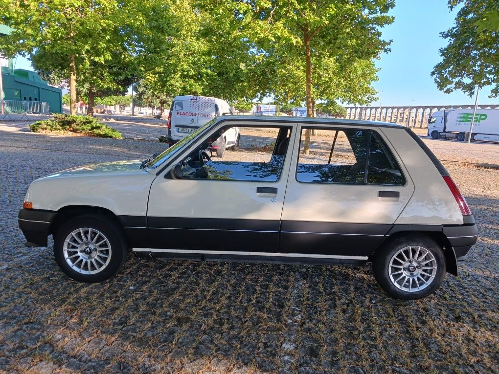Vendo Renault 5 em bom estado.
