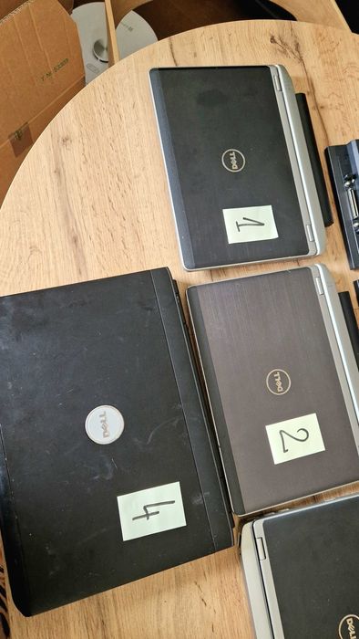 Zestaw 4 laptopy Dell, stacje dokujące Dell, zasilacze