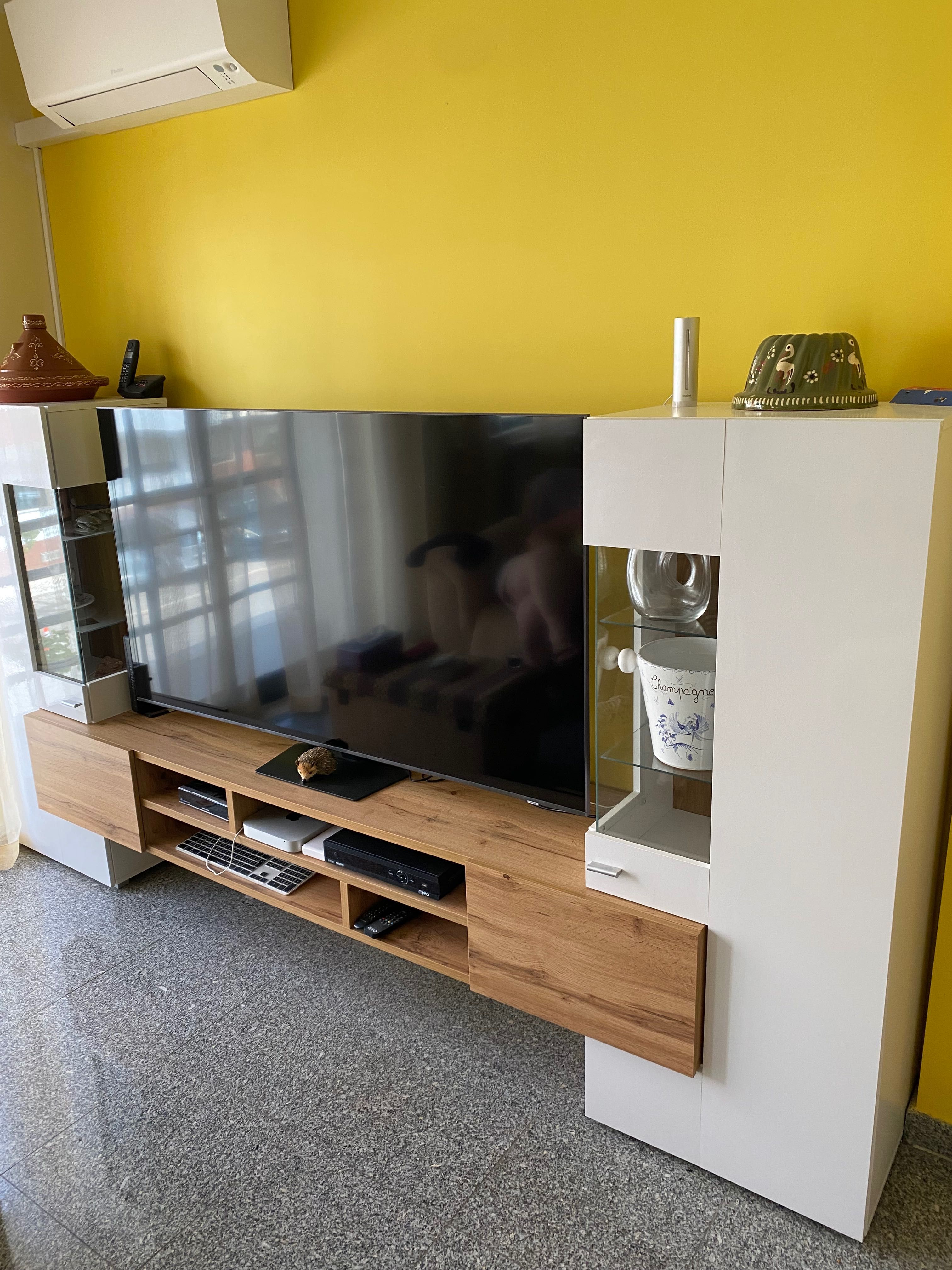 sala de jantar: Aparador, móvel de TV, mesa com 4 cadeiras