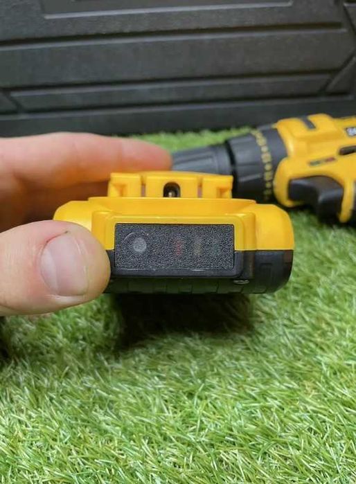 Акумуляторний дриль шуруповерт DeWalt DCB107 24V потужний і надійний