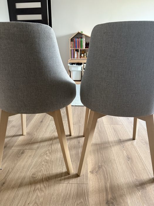 Krzesła szare z drewnianymi nogami 2 sztuki
