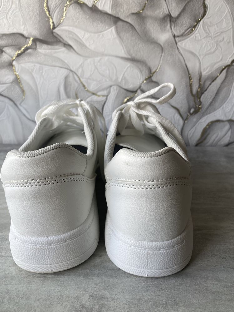 жіночі кросівки білі