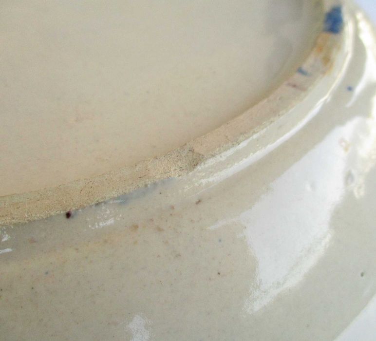 Antigo prato em faiança portuguesa