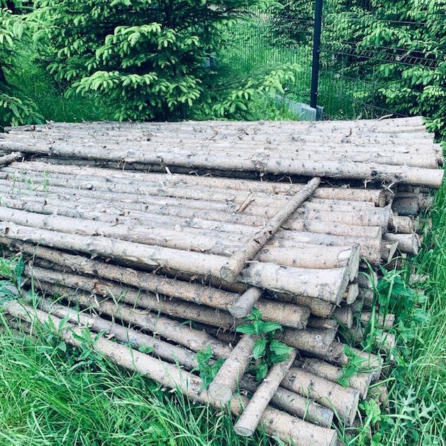 słupki drewniane ogrodzenie tymczasowe