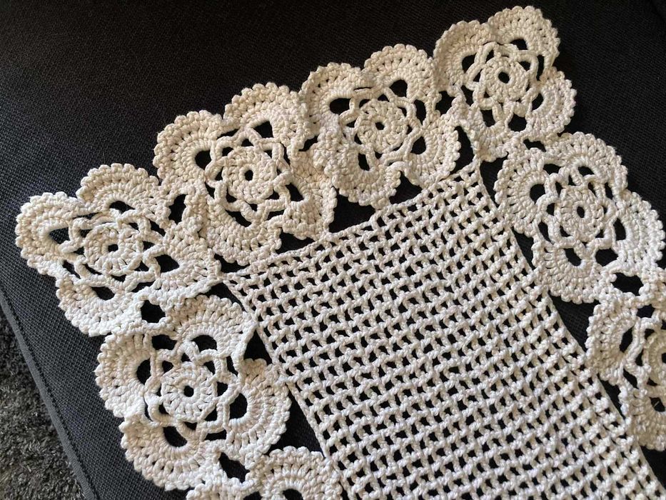 Caminho de mesa antigo feito à mão