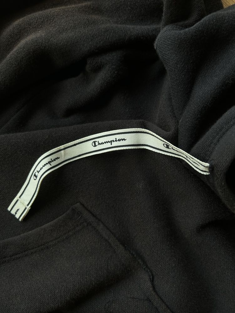 Sweat preta e com bolsos da Champion