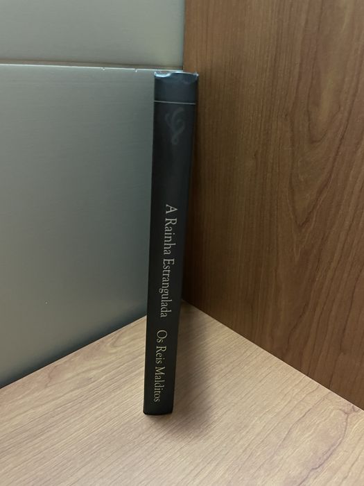 Livro “ Os Reis Malditos - A Rainha estrangulada”