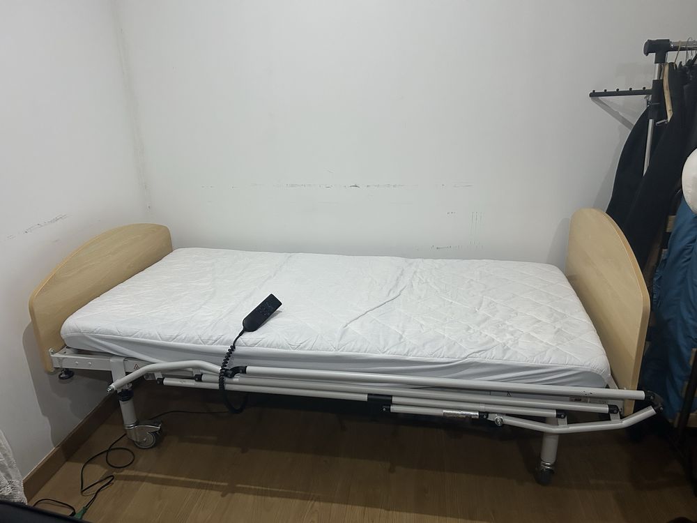 Cama articulada elétrica com colchão anti escaras e barras laterais