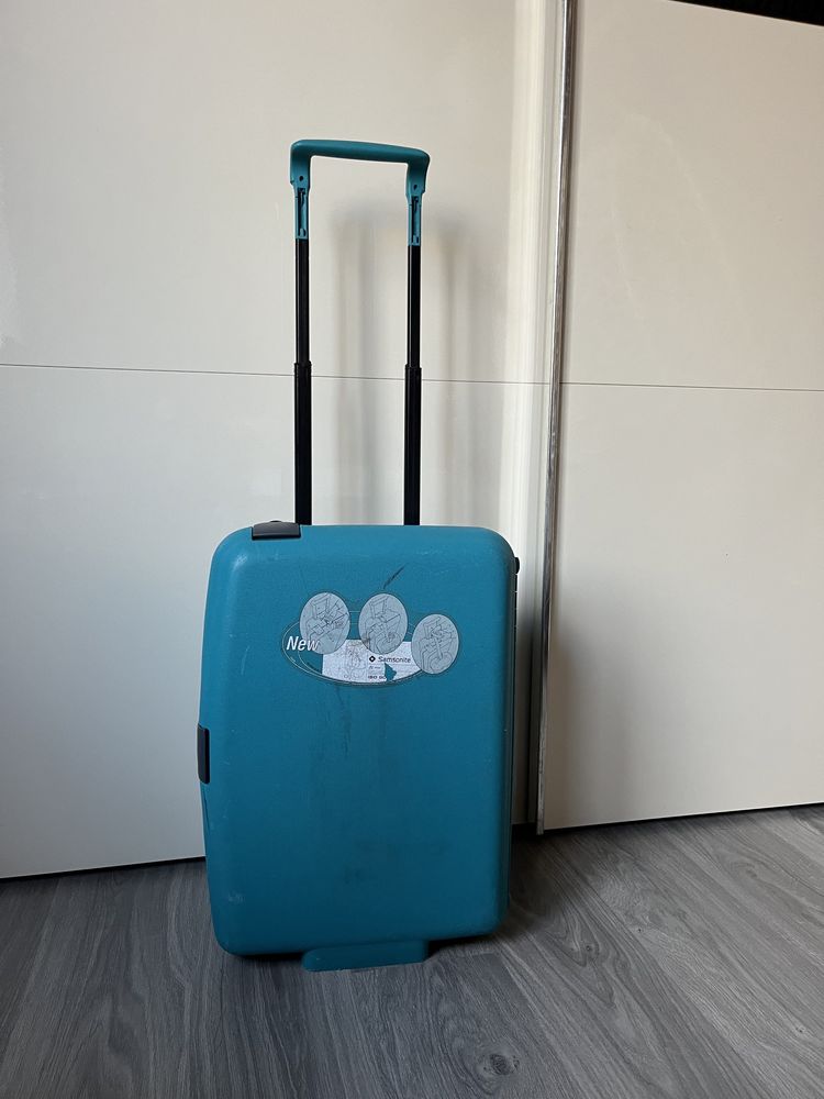 Невеличка валіза чемодон Samsonite розміри 55х40х20