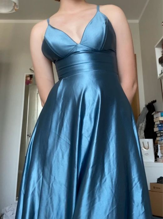 Niebieska sukienka studniówkowa