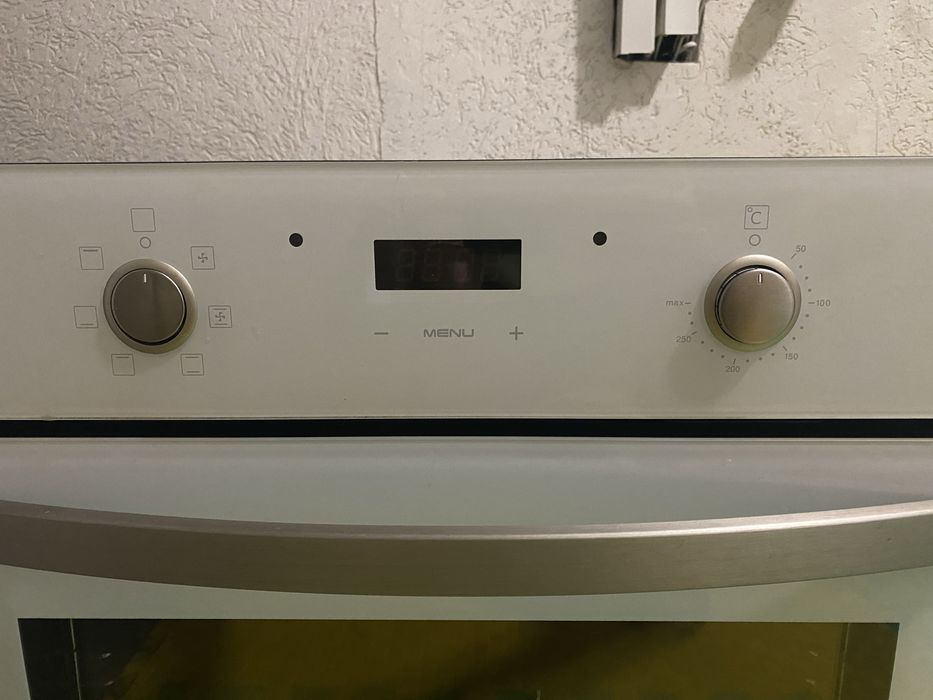 Продам духовку Eleyus