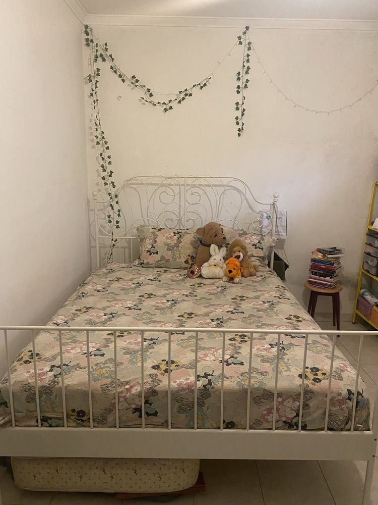 Vendo cama de casal em bom estado com o colchão