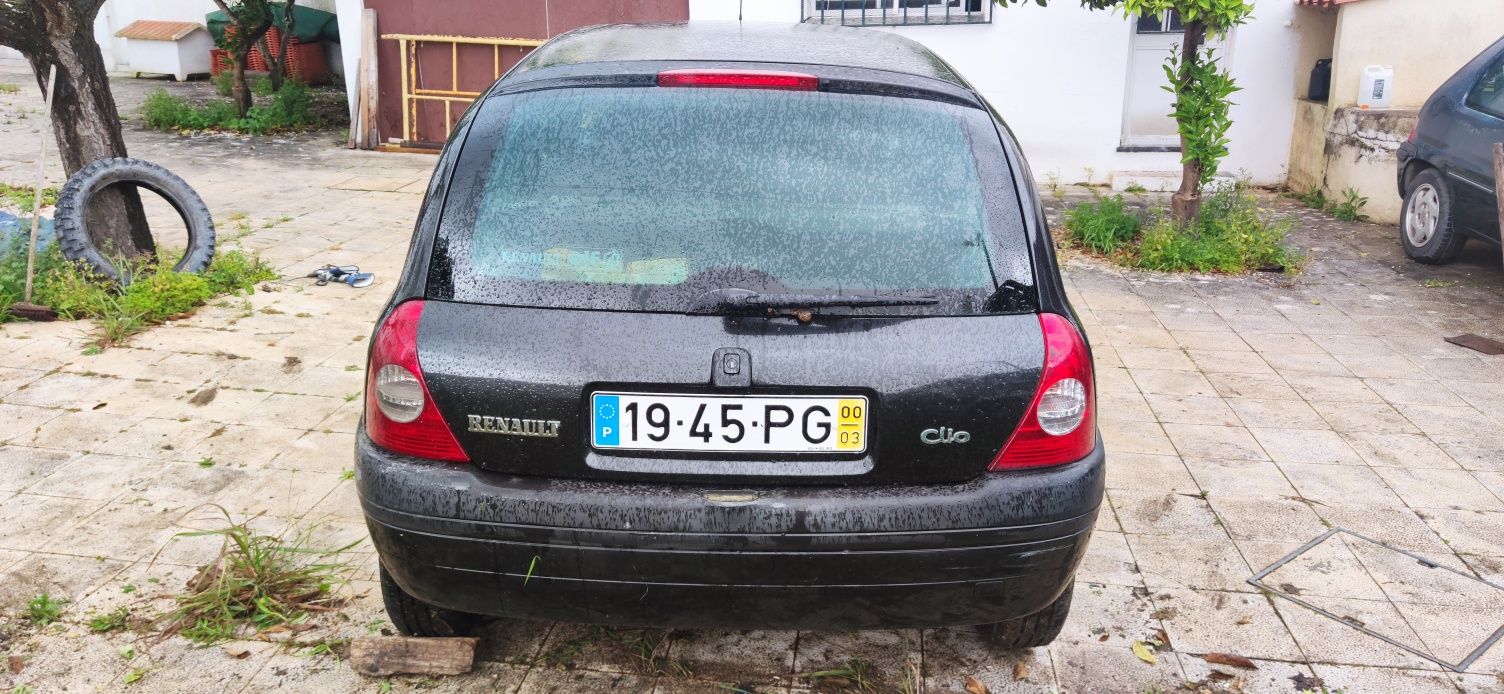 Renault Clio 1.9D com avaria