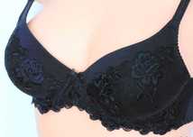 Efektowny haftowany biustonosz w kwiatki push-up 70B