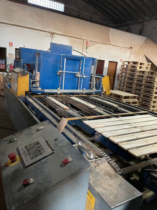 Maquina de pregar estrados para peletes de madeira