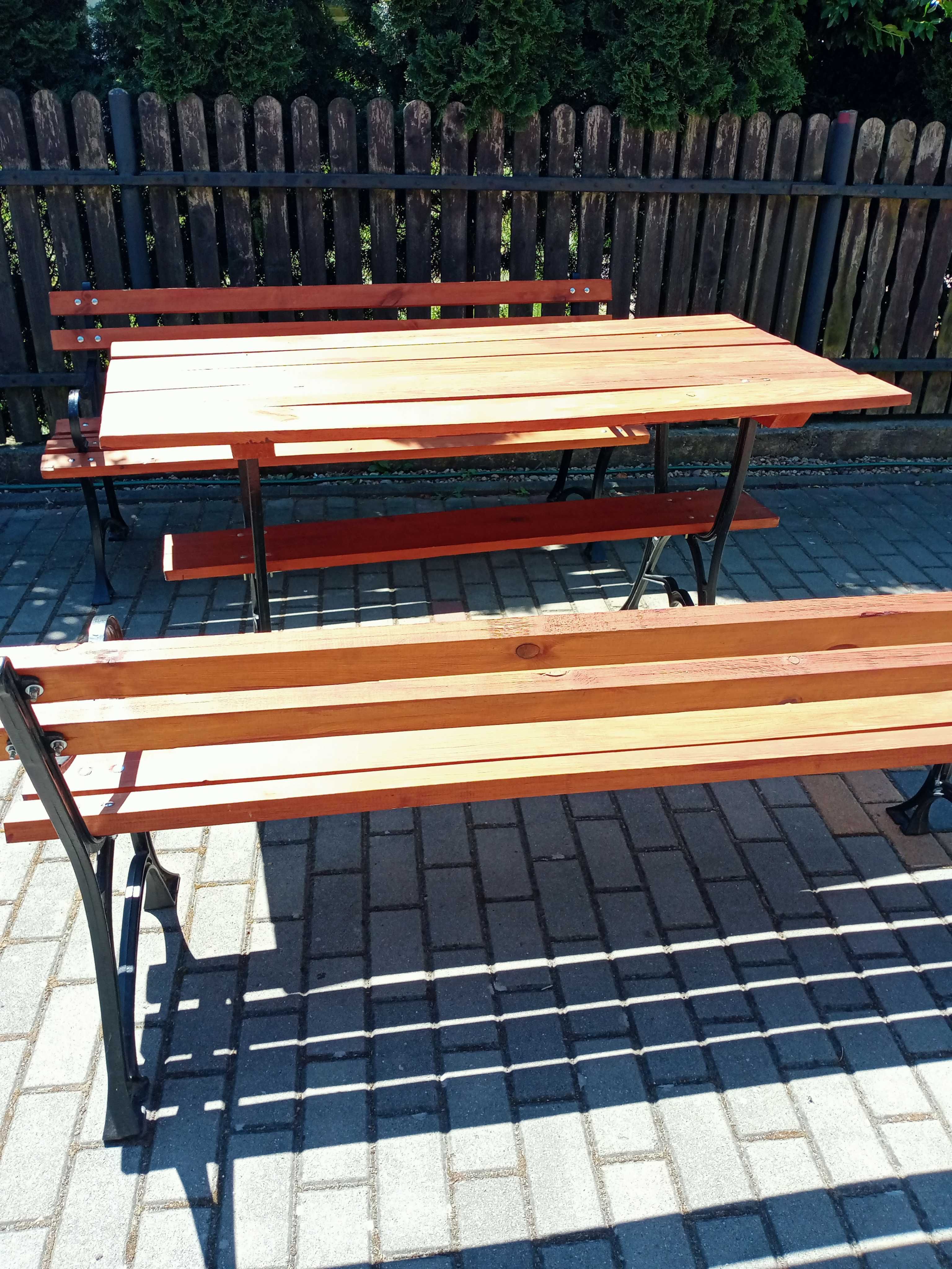 Stół i dwie ławki