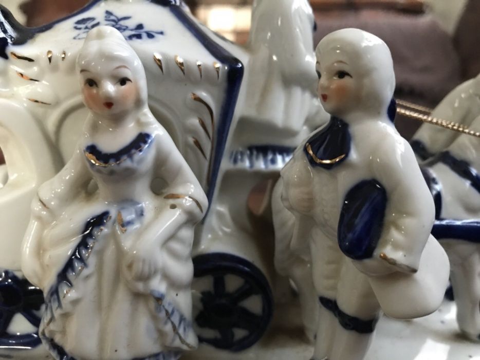 Stara figurka z porcelany porcelanowa dorożka rzeźba