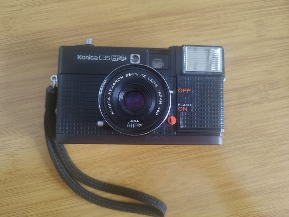 Konica C35 EF P z filmem