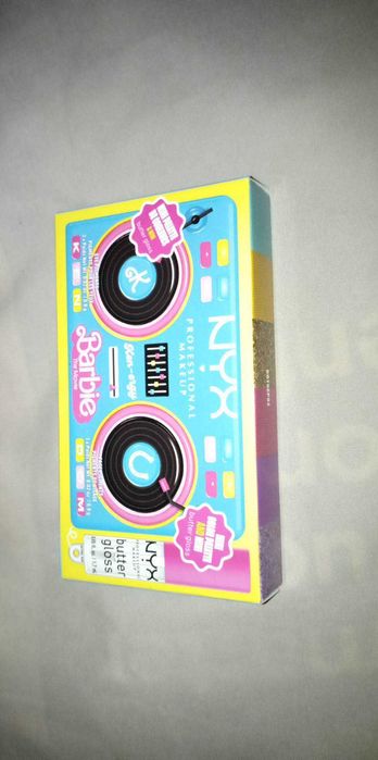 NYX Professional Makeup x Barbie Paleta Cieni + Błyszczyk