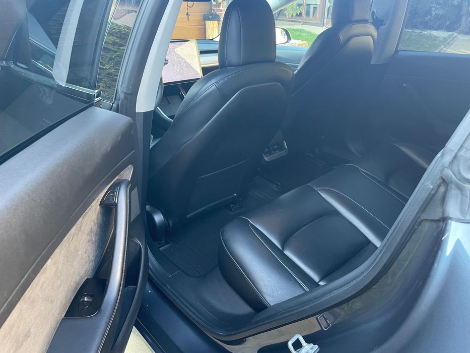 Автомобіль Tesla model 3