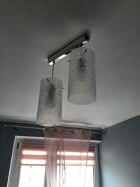 Lampa wisząca z dwoma szklanymi kloszami z wzorem.