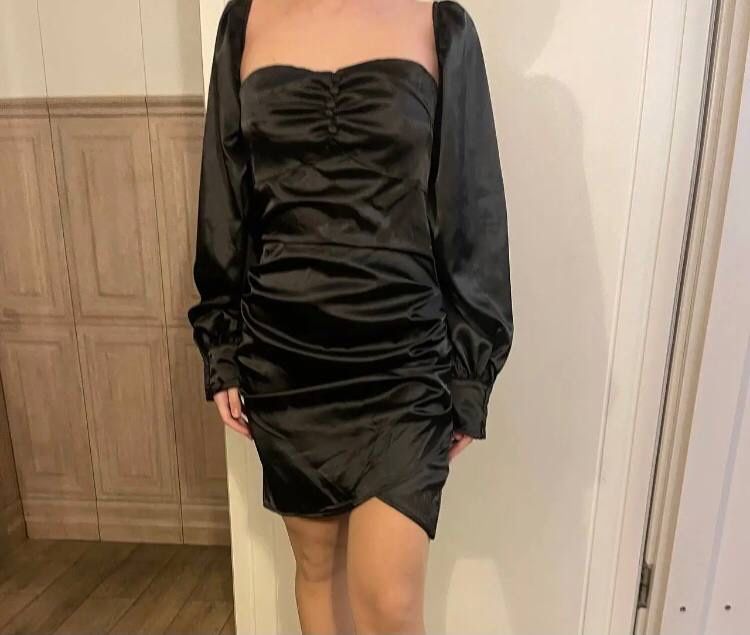 Короткое вечернее чёрное платье атласное