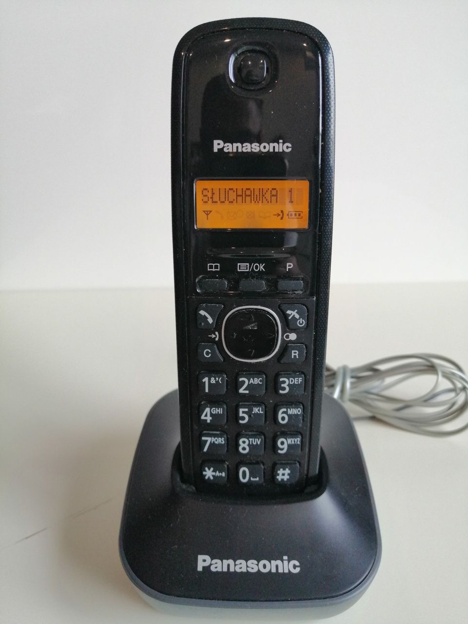 Telefon stacjonarny przenośny Panasonic.