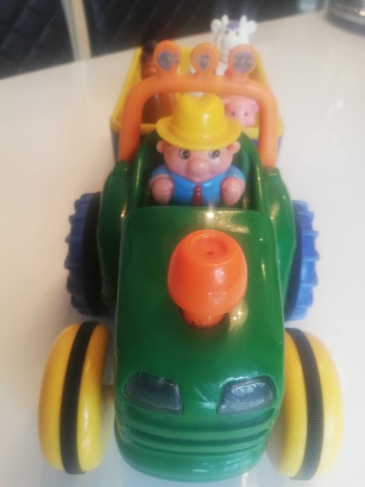Traktor Dumel ze zwierzetami