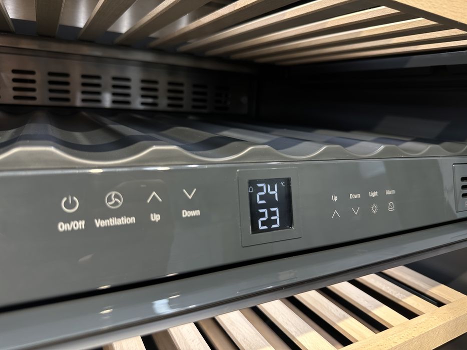 Вбудована винна шафа UWTgb 1682 Liebherr, винний холод