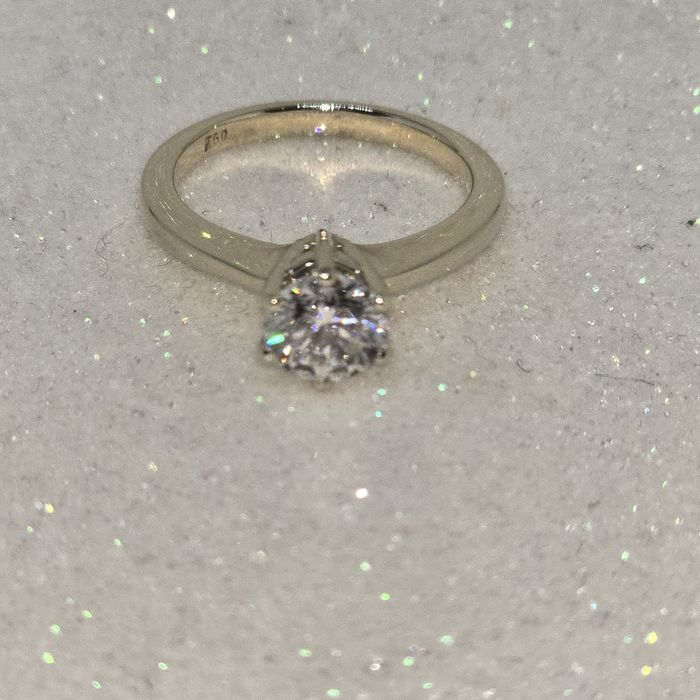 GIA 1,01 ct H/VS1 натуральним діамантом.. Золота каблучка.