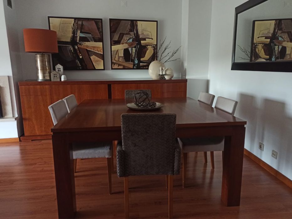 Aparador + mesa + 4 cadeiras + espelho