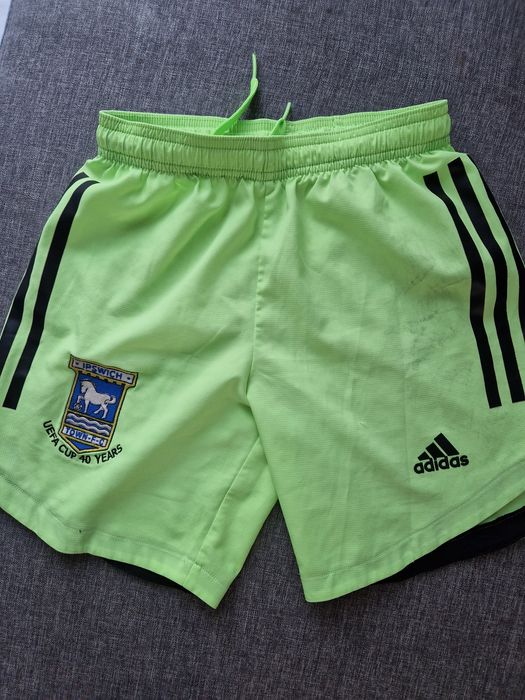 Krotkie spodenki adidas 9-10 lat, 140 cm
